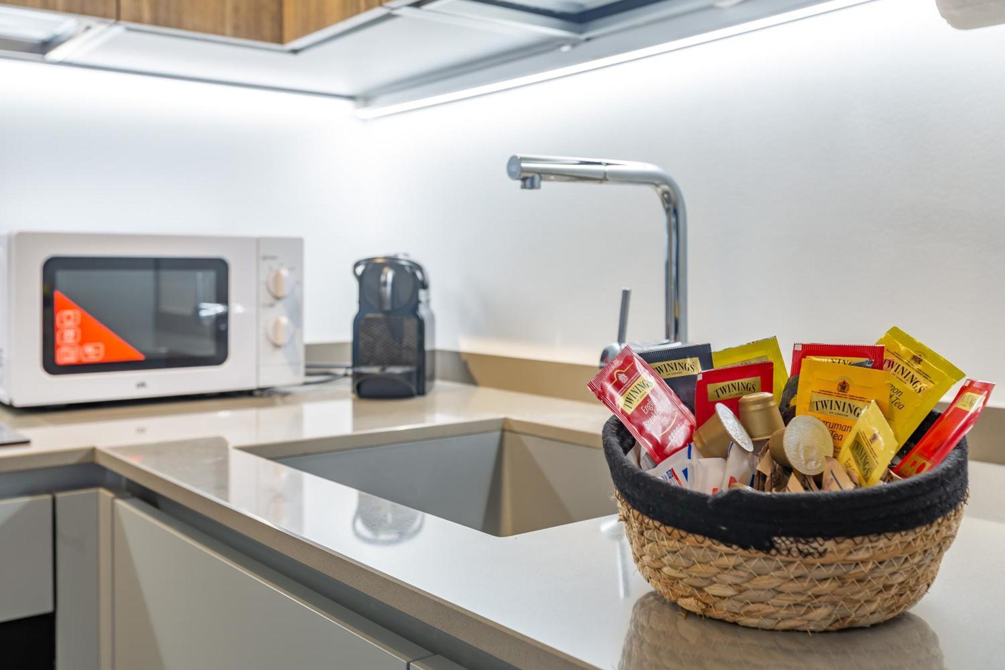 Aurealiving - Trastevere Suite With Rooftop & Gym, Your Place In Рим Екстер'єр фото